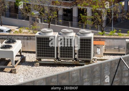 Industrielle Klimaanlagen auf einem Dach eines Gebäudes. HLK-Maschinen. Stockfoto