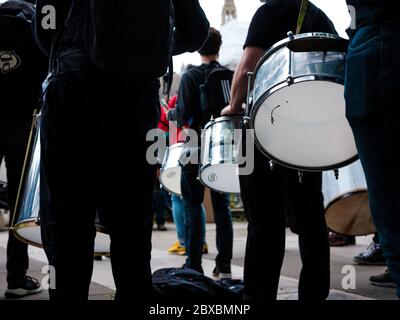 London, Großbritannien. Juni 2020. Die Demonstranten spielen während des Black Lives Matter-Protests auf dem Parliament Square in London Schlagzeug. In Erinnerung an George Floyd, der am 25. Mai in Polizeigewahrsam in der US-Stadt Minneapolis getötet wurde. Quelle: Yousef Al Nasser/Alamy Live News. Stockfoto