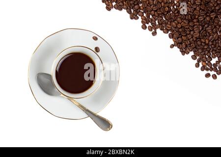 Luftaufnahme einer Tasse Kaffee und Kaffeebohnen. Stillleben isoliert auf weißem Hintergrund Stockfoto