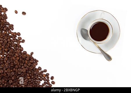 Luftaufnahme einer Tasse Kaffee und Kaffeebohnen. Stillleben isoliert auf weißem Hintergrund Stockfoto