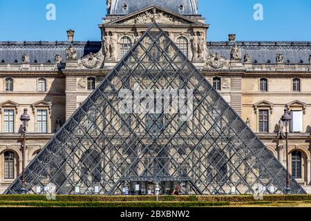 Paris, Frankreich - 29. Mai 2020: Louvre Museum vom Jardin des Tuileries in Paris aus gesehen Stockfoto