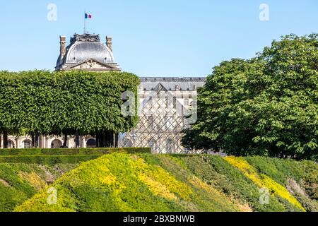 Paris, Frankreich - 29. Mai 2020: Louvre Museum vom Jardin des Tuileries in Paris aus gesehen Stockfoto