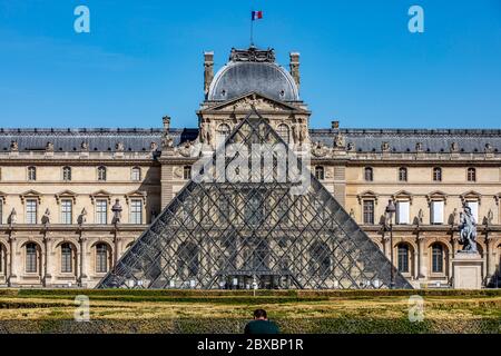 Paris, Frankreich - 29. Mai 2020: Louvre Museum vom Jardin des Tuileries in Paris aus gesehen Stockfoto