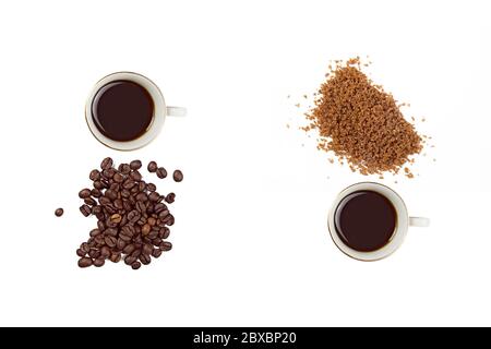 Luftaufnahme von zwei Tassen Kaffee, Kaffeebohnen und braunem Zucker. Stillleben isoliert auf weißem Hintergrund Stockfoto