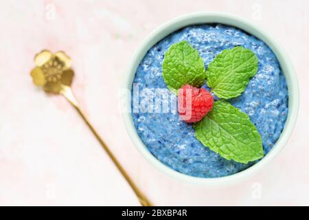 Blauer Chia-Samenpudding und Himbeere in der Schüssel Stockfoto