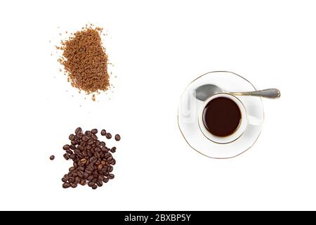 Luftaufnahme einer Tasse Kaffee, Kaffeebohnen und braunem Zucker. Stillleben isoliert auf weißem Hintergrund Stockfoto