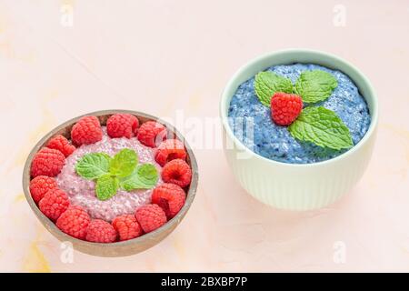 Blau und rosa Chiasamen Pudding und Himbeeren Stockfoto