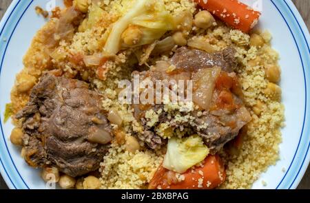 Draufsicht auf Cous Cous mit Fleisch und Gemüse. Nahaufnahme. Stockfoto