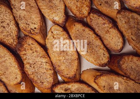 Torrijas Aussicht von oben. Traditionelle hausgemachte spanische osterdessert. Süße Brotscheiben Hintergrund. Stockfoto