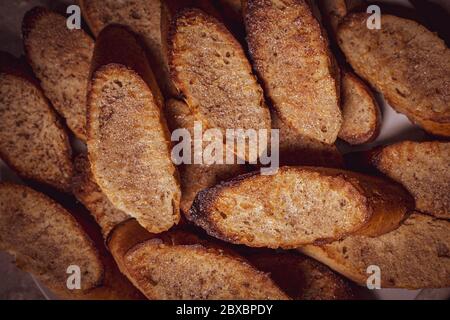 Torrijas flach lag. Traditionelle hausgemachte spanische osterdessert. Süße Brotscheiben aus der Nähe. Stockfoto