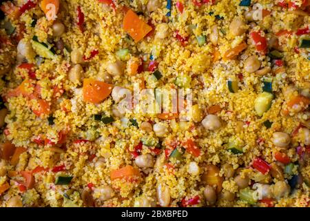 Cous Cous mit Gemüse. Draufsicht Hintergrund. Stockfoto