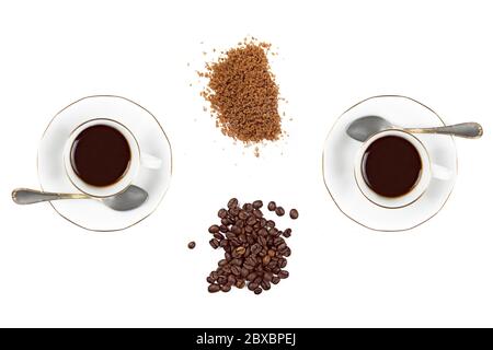 Luftaufnahme von zwei Tassen Kaffee, Kaffeebohnen und braunem Zucker. Stillleben isoliert auf weißem Hintergrund Stockfoto