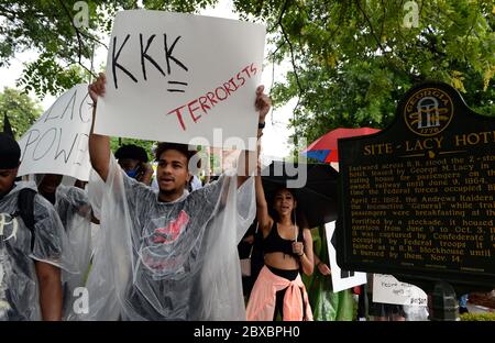 Kennesaw, GA, USA. Juni 2020. Eine Gruppe wütender Demonstranten versammelten sich MyersÃ Dent 89 Civil war Relic and Antique Shop Friday, um gegen die ownerÃs-jährige Obsession mit dem zu protestieren, was sie als rassistische und bigoted Vergangenheit ansehen. Im Bild: Demonstranten schreien zu Passanten auf der Hauptstraße, gegenüber vom MyersÃ WildmanÃs-Laden. Quelle: Robin Rayne/ZUMA Wire/Alamy Live News Stockfoto