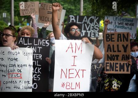 Kennesaw, GA, USA. Juni 2020. Eine Gruppe wütender Demonstranten versammelten sich MyersÃ Dent 89 Civil war Relic and Antique Shop Friday, um gegen die ownerÃs-jährige Obsession mit dem zu protestieren, was sie als rassistische und bigoted Vergangenheit ansehen. Im Bild: Demonstranten schreien zu Passanten auf der Hauptstraße, gegenüber vom MyersÃ WildmanÃs-Laden. Quelle: Robin Rayne/ZUMA Wire/Alamy Live News Stockfoto