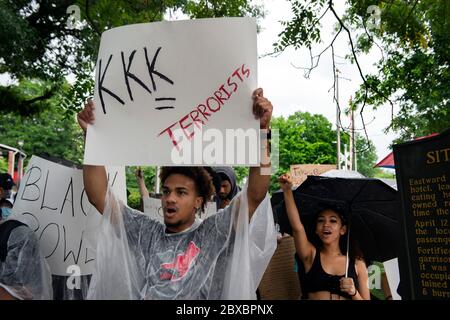 Kennesaw, GA, USA. Juni 2020. Eine Gruppe wütender Demonstranten versammelten sich MyersÃ Dent 89 Civil war Relic and Antique Shop Friday, um gegen die ownerÃs-jährige Obsession mit dem zu protestieren, was sie als rassistische und bigoted Vergangenheit ansehen. Im Bild: Demonstranten schreien zu Passanten auf der Hauptstraße, gegenüber vom MyersÃ WildmanÃs-Laden. Quelle: Robin Rayne/ZUMA Wire/Alamy Live News Stockfoto