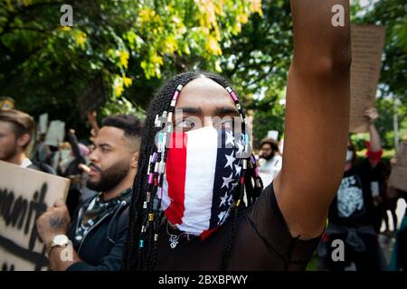 Kennesaw, GA, USA. Juni 2020. Eine Gruppe wütender Demonstranten versammelten sich MyersÃ Dent 89 Civil war Relic and Antique Shop Friday, um gegen die ownerÃs-jährige Obsession mit dem zu protestieren, was sie als rassistische und bigoted Vergangenheit ansehen. Im Bild: Demonstranten schreien zu Passanten auf der Hauptstraße, gegenüber vom MyersÃ WildmanÃs-Laden. Quelle: Robin Rayne/ZUMA Wire/Alamy Live News Stockfoto