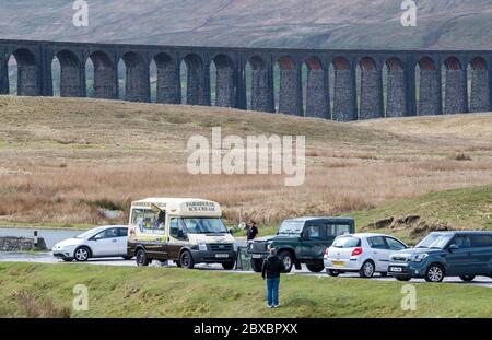 Ribblehead Viaduct, North Yorkshire, UK13. Mai 2020. Besucher, die keine Reisebeschränkungen haben, besuchen Ribblehead in den Yorkshire Dales, wo ein Eispickel ist Stockfoto