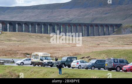 Ribblehead Viaduct, North Yorkshire, UK13. Mai 2020. Besucher, die keine Reisebeschränkungen haben, besuchen Ribblehead in den Yorkshire Dales, wo ein Eispickel ist Stockfoto