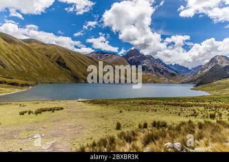 Schöne Landschaft, großer See, Berge, Wolken und blauer Himmel Stockfoto