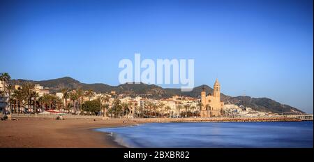 Sitges ist eine Stadt in der Nähe von Barcelona in Katalonien, Spanien. Es ist berühmt für seine Strände und das Nachtleben. Stockfoto