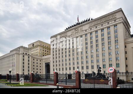 Moskau, Russland - 14. Juli 2018: Hauptgebäude des Verteidigungsministeriums Russlands. Moskau Stockfoto