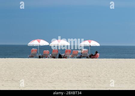 Strandschirme für eine schöne Szene in Cape May, New Jersey, USA Stockfoto