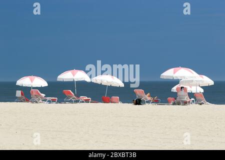 Strandschirme für eine schöne Szene in Cape May, New Jersey, USA Stockfoto