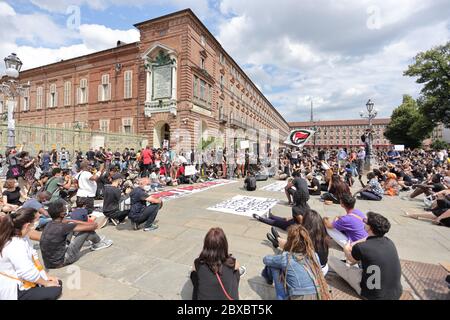 Turin, Italien. Juni 2020. Schwarze Leben sind ein Thema Aktivisten protestieren gegen Rassismus vor dem Königspalast. Quelle: MLBARIONA/Alamy Live News Stockfoto