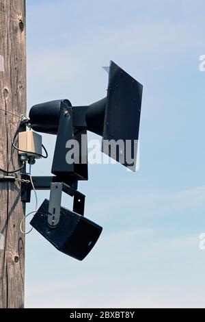 Ein Lautsprecher, der an einem Telefonmast auf der Promenade in Cape May, New Jersey, USA, angebracht ist Stockfoto