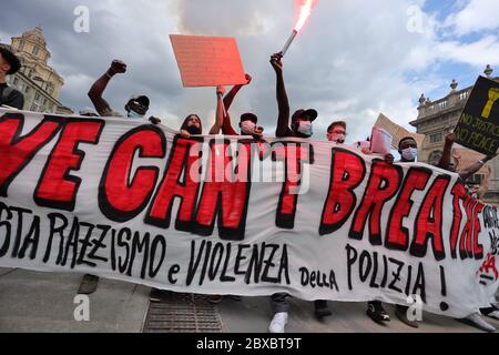 Turin, Italien. Juni 2020. Aktivisten von Black Lives Matter winken vor dem Königlichen Palast ein Banner bei einem Protest gegen Rassismus. Quelle: MLBARIONA/Alamy Live News Stockfoto