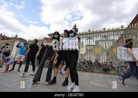 Turin, Italien. Juni 2020. Schwarze Leben sind ein Thema Aktivisten protestieren gegen Rassismus vor dem Königspalast. Quelle: MLBARIONA/Alamy Live News Stockfoto