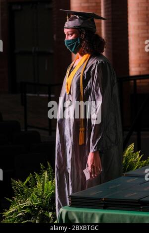 Des Moines, Iowa, USA. Juni 2020. Hover High School Abschluss Senior TAYLOR FLOYD posiert in Mütze, Kleid und Maske während ihrer persönlichen Eröffnungszeremonie in einem leeren Auditorium am 6. Juni 2020. Floyd durfte die Veranstaltung von zwei Gästen beobachten und fotografieren.des Moines Public Schools veranstalteten die persönliche Eröffnungsfeier, um "der Klasse 2020 Respekt zu zollen, so dass sie, ihre Familien, unsere Mitarbeiter und die Gemeinschaft sicher sind", sagte Dr. Thomas Ahart, Superintendent des Schulbezirks. Die Veranstaltung begann um 10:00 Uhr und wurde erwartet, dass die meisten der Tag dauern. Stude Stockfoto