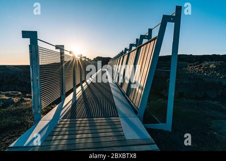 Brücke zwischen den Kontinenten befindet sich in Reykjanes Halbinsel leicht von Reykjavik, der Hauptstadt von Island erreichbar. Tourismus in Island. Hoch Stockfoto