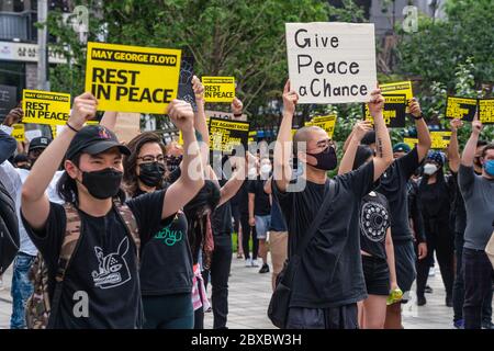 Protestler, die Schutzmasken tragen, halten während der Demonstration Plakate "May George Floyd Rest in Peace" fest.Tausende in Seoul unterstützen US-Proteste gegen Polizeibrutalität, die den Mord an George Floyd am 25. Mai in Minneapolis verursacht hat. Stockfoto