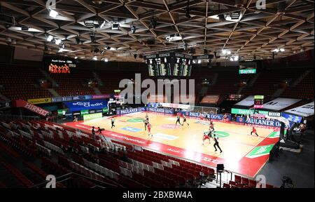 München, Deutschland. Juni 2020. Basketball: Basketball - Bundesliga-Finalturnier, FC Bayern München - ratiopharm Ulm, Vorrunde, Gruppe A, 1. Spieltag im Audi Dome. Die leeren Stände können während des Spiels gesehen werden. Quelle: Matthias Balk/dpa-Pool/dpa/Alamy Live News Stockfoto