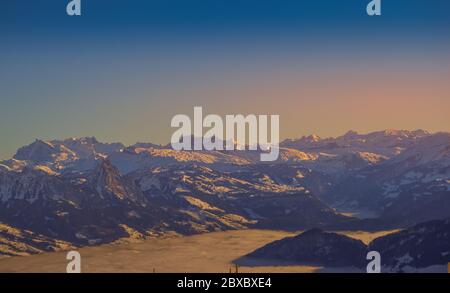 Panoramablick alipne und Schnee Blick vom Mount Rigi Kulm Kaltbad in der Nähe von Vitznau, Schweiz Stockfoto