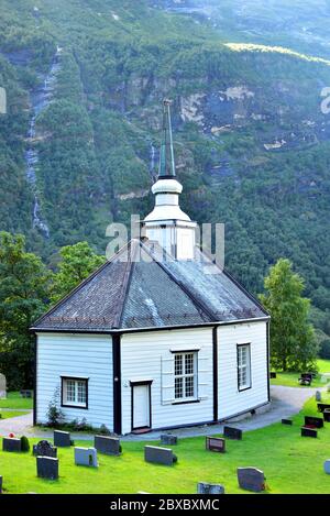 Die attraktive kleine Kirche in Geiranger, Norwegen. Stockfoto