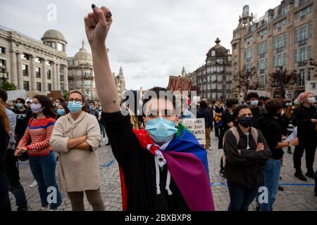 Bei den Demonstrationen gegen Rassismus und prekäre Arbeit werden Menschen zusammenkommen. Der marsch "die Zukunft retten" schloss sich der Demonstration gegen Rassismus und Faschismus an, die von einer Gruppe von Vereinigungen am 6. juni 2020 in Porto organisiert wurde. Stockfoto