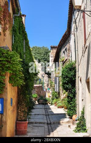 Eine schmale Wohnstraße im Süden Frankreichs Stockfoto