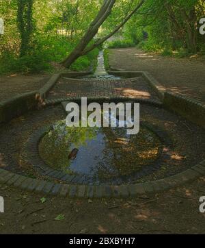 Historische Ceasars Brunnen, Quelle des Flusses Ravensbourne, in der Bromley-Gegend von Greater London Stockfoto