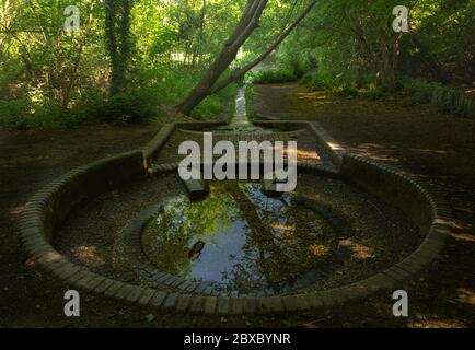 Historische Ceasars Brunnen, Quelle des Flusses Ravensbourne, in der Bromley-Gegend von Greater London Stockfoto