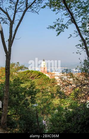 Ein Blick auf die Stadt St. Tropez mit Blick auf den Golf von St. Tropez, dahinter Stockfoto
