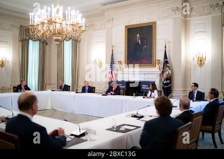 Washington, Vereinigte Staaten Von Amerika. Mai 2020. Präsident Donald J. Trump nimmt an einer Diskussionsrunde mit Führungskräften der Branche zur Wiedereröffnung Amerikas am Freitag, 29. Mai 2020, im State Dining Room des Weißen Hauses Teil.Personen: Präsident Donald Trump Credit: Storms Media Group/Alamy Live News Stockfoto
