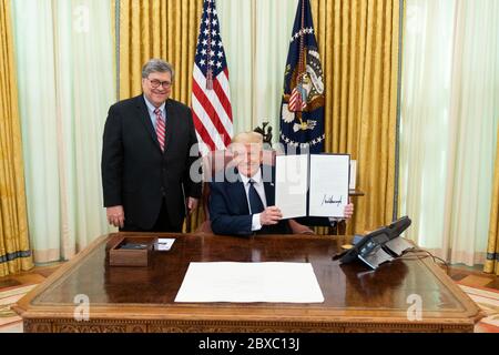 Washington, Vereinigte Staaten Von Amerika. Mai 2020. Präsident Donald J. Trump, zusammen mit dem US-Generalstaatsanwalt William Barr, zeigt seine Unterschrift nach der Unterzeichnung einer Executive Order zur Verhinderung von Online-Zensur Donnerstag, 28. Mai 2020, im Oval Office des Weißen Hauses Menschen: Präsident Donald Trump Kredit: Storms Media Group/Alamy Live News Stockfoto