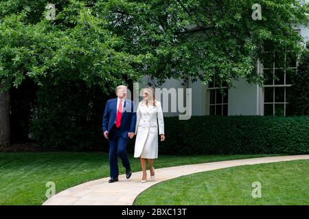 Washington, Vereinigte Staaten Von Amerika. Mai 2020. Präsident Donald J. Trump und First Lady Melania Trump gehen vom Oval Office des Weißen Hauses zur Marine One auf dem South Lawn Montag, 25. Mai 2020, auf dem Weg zu einer Gedenkfeier am Fort McHenry National Monument und Historic Shrine in Baltimore. Personen: Präsident Donald Trump, Melania Trump Kredit: Storms Media Group/Alamy Live News Stockfoto