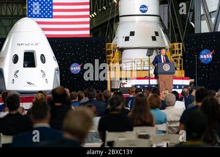 Präsident Donald J. Trump hält Bemerkungen nach dem erfolgreichen Start der SpaceX-Demonstrationsmission 2 am Samstag, 30. Mai 2020, im Kennedy Space Center Vehicle Assembly Building in Cape Canaveral, Florida. Personen: Präsident Donald J. Trump, Vizepräsident Mike Pence, Second Lady Karen Pence Quelle: Storms Media Group/Alamy Live News Stockfoto