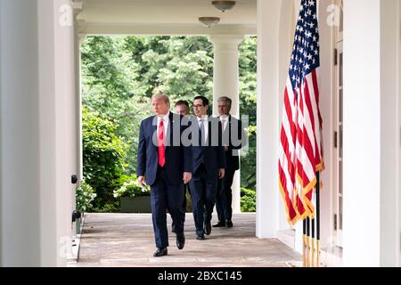 Washington, Vereinigte Staaten Von Amerika. Mai 2020. Präsident Donald J. Trump und leitende Berater des Weißen Hauses gehen am Freitag, den 29. Mai 2020, entlang der Kolonnade des Weißen Hauses, um Bemerkungen über Aktionen gegen China im Rosengarten zu machen.Menschen: Präsident Donald Trump Credit: Storms Media Group/Alamy Live News Stockfoto
