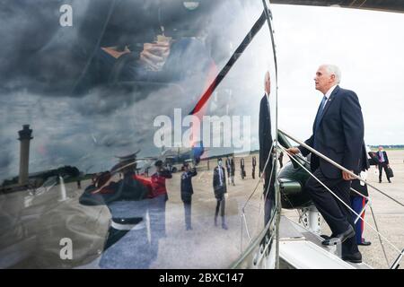 Washington, Vereinigte Staaten Von Amerika. Mai 2020. Vizepräsident Mike Pence führt Marine Two in Joint Base an Andrews, MD. Freitag, 29. Mai 2020, auf dem Weg zum United States Naval Observatory in Washington, D.C., USA Leute: Präsident Donald Trump Kredit: Storms Media Group/Alamy Live News Stockfoto