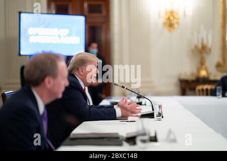 Washington, Vereinigte Staaten Von Amerika. Mai 2020. Präsident Donald J. Trump hält Bemerkungen während einer Diskussionsrunde mit Führungskräften der Industrie zur Wiedereröffnung Amerikas Freitag, 29. Mai 2020, im Staatsspeisesaal des Weißen Hauses Leute: Präsident Donald Trump Kredit: Storms Media Group/Alamy Live News Stockfoto