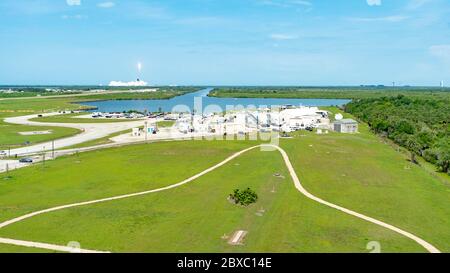 Der Start der SpaceX-Demonstrationsmission 2 wird während des Besuchs von Präsident Donald J. Trump, Vizepräsident Mike Pence und Second Lady Karen Pence am Samstag, 30. Mai 2020, im Kennedy Space Center Operational Support Building in Cape Canaveral, Florida, gesehen. Präsident Donald J. Trump, Vizepräsident Mike Pence, Second Lady Karen Pence Credit: Storms Media Group/Alamy Live News Stockfoto